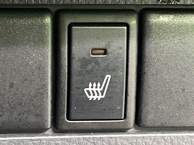 【シートヒーター】寒い日に重宝するシートヒーター!エアコンより早く温まってくれるので寒がりの人も安心ですね♪エアコンの温風は乾燥するから苦手、という方にもをおすすめです。