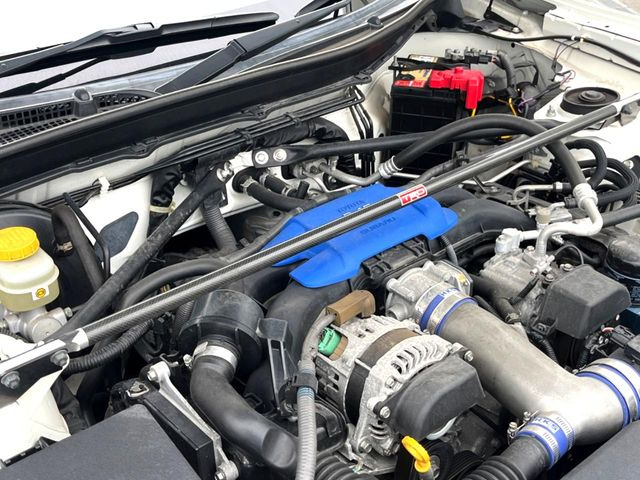 【TRDタワーバー】お車の剛性を高めるタワーバーを装備。よりスムーズなコーナリング走行が可能となり、走りも楽しめます。