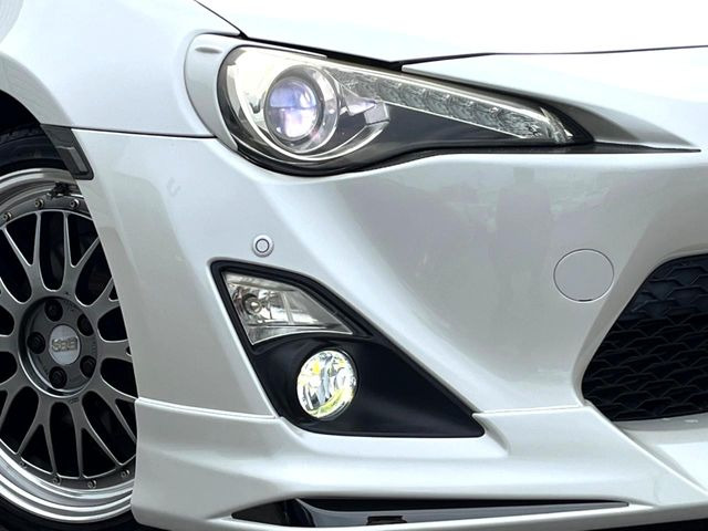 【HIDヘッドライト】非常に明るく前方を照らしてくれるので、悪天候や夜間の走行時も視界良好で安心してお乗りいただけます。