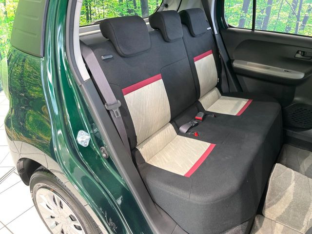後部座席も気になるようなキズ・汚れやへたり等、大きなダメージはなく、良好な状態です。