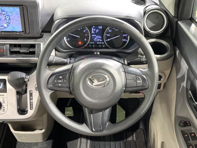 �C���e���A�ɍ��킹���f�U�C���̃X�e�A�����O�́A�^�]�������̂��Ƃ��l���A�^�]���₷���`��A�傫���ł��B�����x�A���ۂɐG���Ă��m���߂��������B