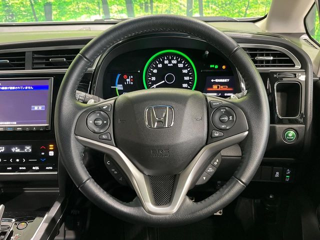 【ステアリングスイッチ】運転中、前方から目線をそらすことなく、オーディオ等の操作が可能な便利機能!安心&快適なドライブを演出してくれます♪