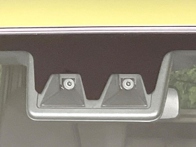 【スマートアシスト】走行中に前方の車両等を認識し、衝突しそうな時は警報とブレーキで衝突回避と被害軽減をアシスト。より安全にドライブをお楽しみいただけます。