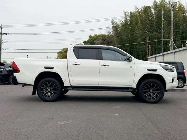 当店在庫は外装、内装クリーニング後に展示し、併せて事故修復歴の有無、メーター改ざん歴の有無も第三者機関による検査を全台実施しております。車検、整備、鈑金塗装も自社で対応できますのでご安心ください。