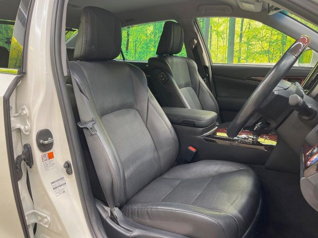 【黒革シート】上質な本革を使用し、高級感あふれる黒革シート。常に体に触れる部分だから、座り心地の良さにはこだわりたいですね♪汚れの付着や劣化を抑制する内装コーティング施工もおススメですよ♪