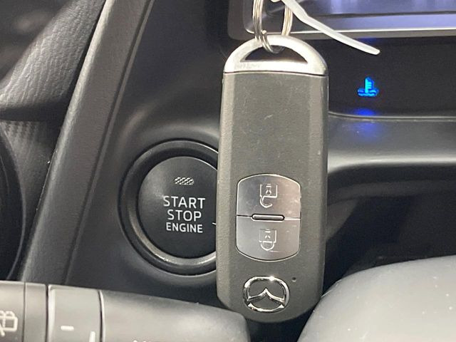 【アドバンストキー】カバンやポケットに入れたままでもドアの施錠・解錠が可能なスマートキーを装備。エンジンのオン・オフ時もカギを取り出す必要が無いからとっても便利です♪