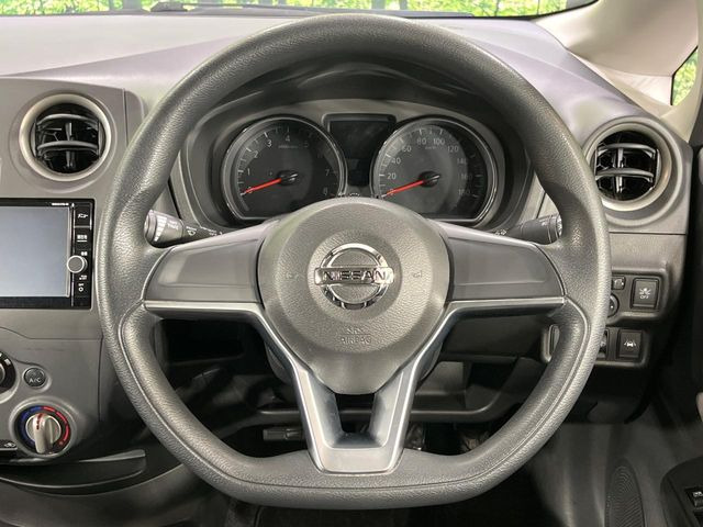 �C���e���A�ɍ��킹���f�U�C���̃X�e�A�����O�́A�^�]�������̂��Ƃ��l���A�^�]���₷���`��A�傫���ł��B�����x�A���ۂɐG���Ă��m���߂��������B