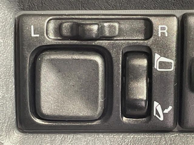 �y�d���i�[�~���[�z�T�C�h�~���[�͓d���i�[���ƂȂ��Ă���A�������ԏ�ł��L�Y�������X�N��}�����܂��B