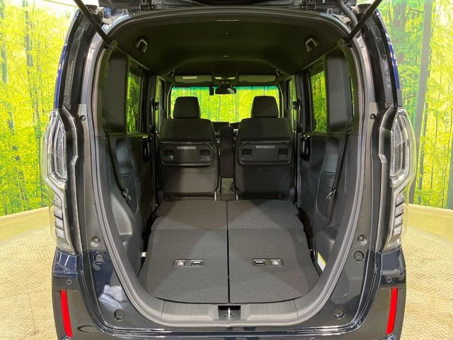 後席を格納すると、これだけの広さが!シーンに合わせたシートアレンジで、大きな荷物も積むことが出来ます♪