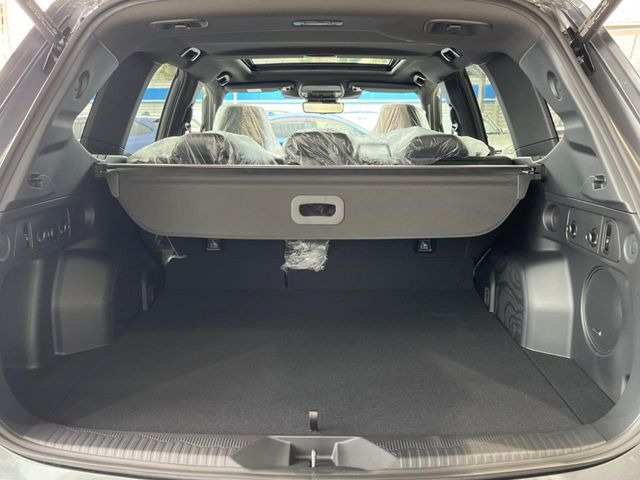 ���i�̂���������ʋ΁A���}���ɏ\���ȉ׎��X�y�[�X���m�ۂ��Ă���܂��B�Z�J���h�V�[�g��|���ƁA�傫�ȉו��̐ύڂ��\�ł���