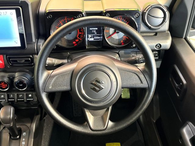 �C���e���A�ɍ��킹���f�U�C���̃X�e�A�����O�́A�^�]�������̂��Ƃ��l���A�^�]���₷���`��A�傫���ł��B�����x�A���ۂɐG���Ă��m���߂��������B