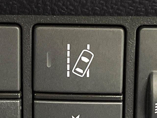 【車線維持支援システム】高速道路走行時、車線からはみ出しそうな時にステアリングを制御。より安心・安全な運転をサポートしてくれます!