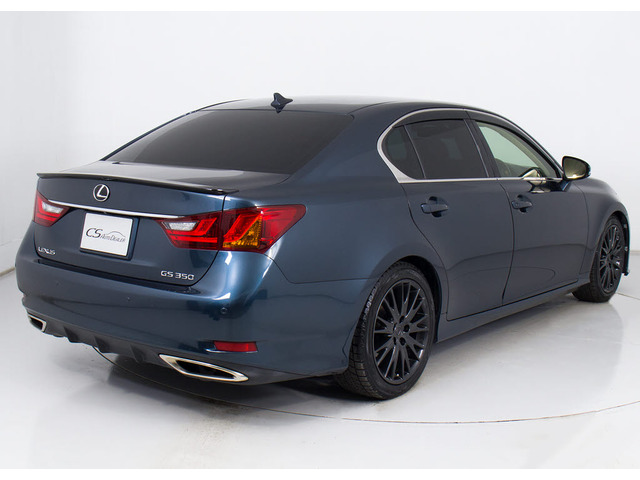 個性的なリアビューで御座います。精悍な佇まいは高級車ならではです。