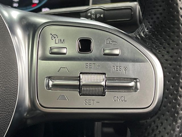 ●レーダークルーズコントロール:前の車との車間距離を一定にとりつつ、一定速度で自動走行してくれる次世代のクルーズコントロール!主に高速道路や自動車専用道路で使用する便利な機能です!