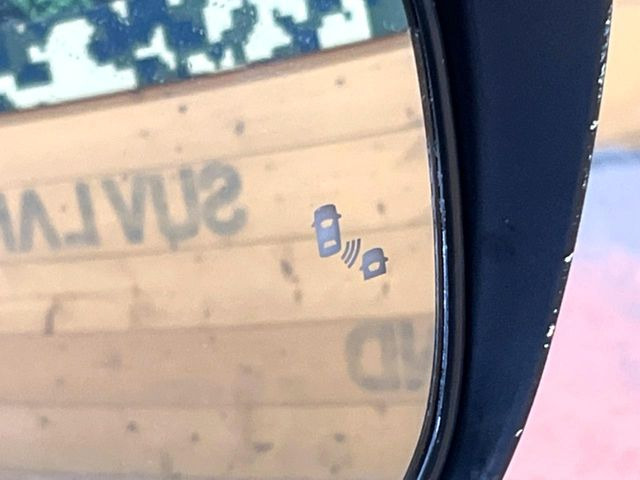 【後方車輛検知】走行中、ドアミラーの死角になりやすい箇所に後続車が接近するとサイドミラー付近に警告を表示、ドライバーに注意喚起をしてくれます。