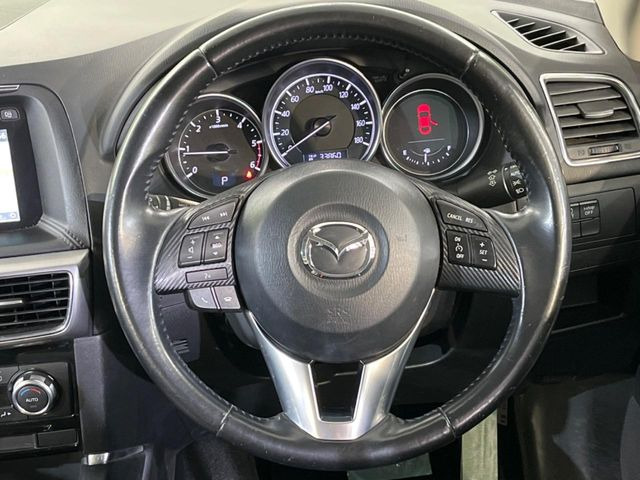 �C���e���A�ɍ��킹���f�U�C���̃X�e�A�����O�́A�^�]�������̂��Ƃ��l���A�^�]���₷���`��A�傫���ł��B�����x�A���ۂɐG���Ă��m���߂��������B