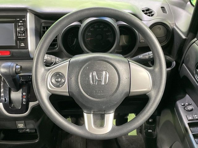 �C���e���A�ɍ��킹���f�U�C���̃X�e�A�����O�́A�^�]�������̂��Ƃ��l���A�^�]���₷���`��A�傫���ł��B�����x�A���ۂɐG���Ă��m���߂��������B