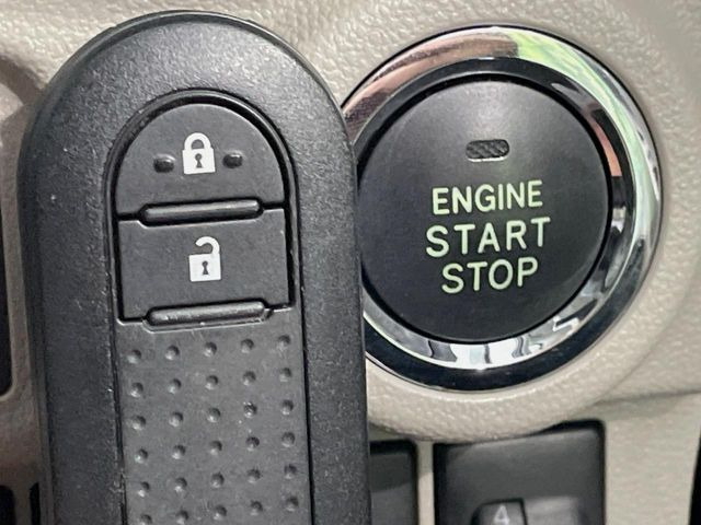 【キーフリーシステム】カバンやポケットに入れたままでもドアの施錠・解錠が可能なスマートキーを装備。エンジンのオン・オフ時もカギを取り出す必要が無いからとっても便利です♪