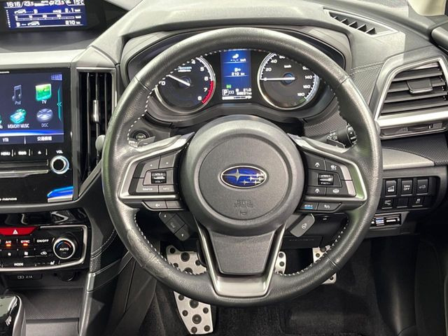 �C���e���A�ɍ��킹���f�U�C���̃X�e�A�����O�́A�^�]�������̂��Ƃ��l���A�^�]���₷���`��A�傫���ł��B�����x�A���ۂɐG���Ă��m���߂��������B