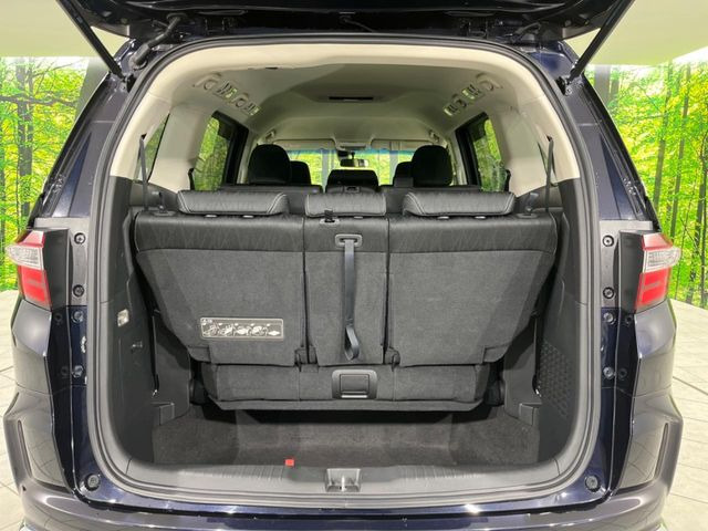 ���i�̂���������ʋ΁A���}���ɏ\���ȉ׎��X�y�[�X���m�ۂ��Ă���܂��B�Z�J���h�V�[�g��|���ƁA�傫�ȉו��̐ύڂ��\�ł���