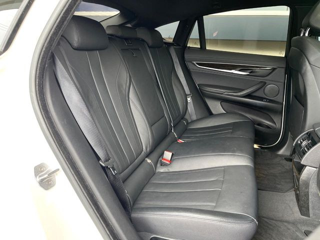 ●後部座席も気になるようなキズ・汚れやへたり等、大きなダメージはなく、良好な状態です。