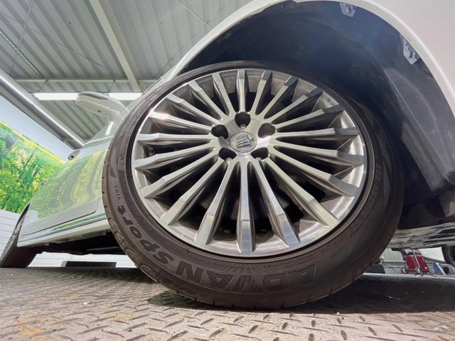 【純正オプション18インチアルミホイール】純正オプションホイールを装着。走行性能の向上に加え、外観もよりスタイリッシュになっています。