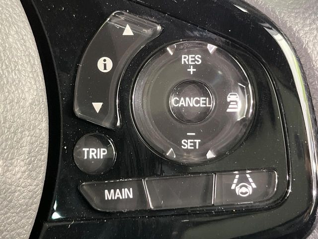 【アダプティブクルーズコントロール】高速道路での長距離走行が楽に!!自動で速度を保つクルーズコントロールが、衝突軽減システムと連携し、前方の車両を感知して車間を保つように速度調節してくれます!!