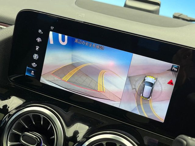 ●パノラミックビューモニター:専用のカメラにより、上から見下ろしたような視点で360度クルマの周囲を確認することができます☆死角部分も確認しやすく、狭い場所での切り返しや駐車もスムーズに行えます。