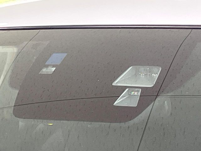 【スマートシティブレーキサポート】低速走行中に前方の車両等を認識し、衝突しそうな時は警報とブレーキで衝突回避と被害軽減をアシスト。より安全にドライブをお楽しみいただけます。