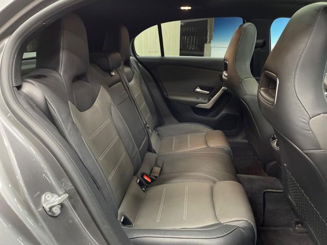 ●後部座席も気になるようなキズ・汚れやへたり等、大きなダメージはなく、良好な状態です。