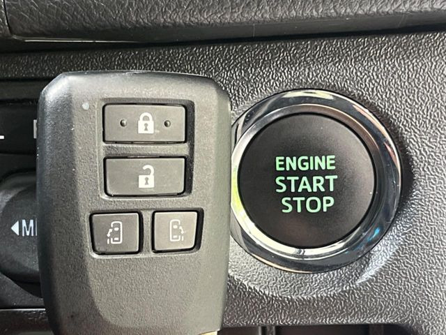 【スマートキー】カバンやポケットに入れたままでもドアの施錠・解錠が可能なスマートキーを装備。エンジンのオン・オフ時もカギを取り出す必要が無いからとっても便利です♪