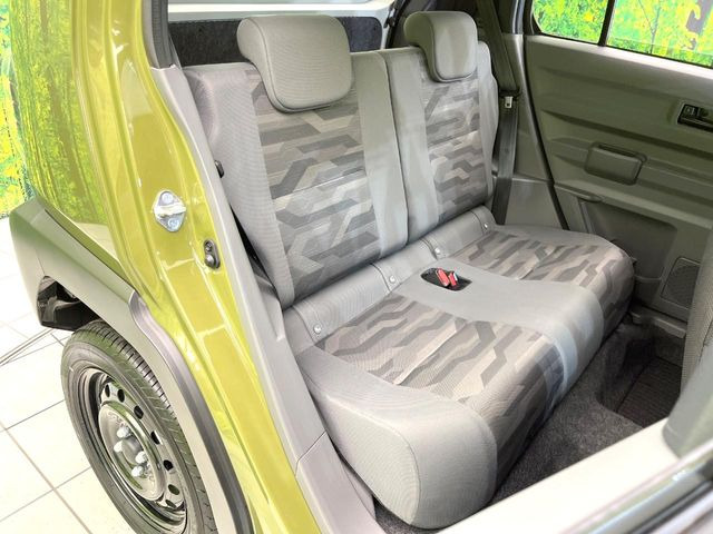 後部座席も気になるようなキズ・汚れやへたり等、大きなダメージはなく、良好な状態です。