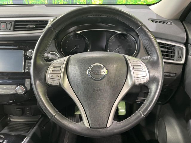 �C���e���A�ɍ��킹���f�U�C���̃X�e�A�����O�́A�^�]�������̂��Ƃ��l���A�^�]���₷���`��A�傫���ł��B�����x�A���ۂɐG���Ă��m���߂��������B