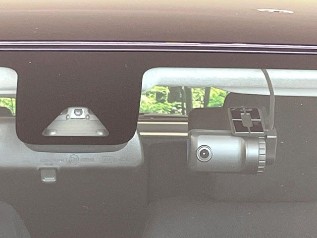 【スマートアシスト】走行中に前方の車両等を認識し、衝突しそうな時は警報とブレーキで衝突回避と被害軽減をアシスト。より安全にドライブをお楽しみいただけます。