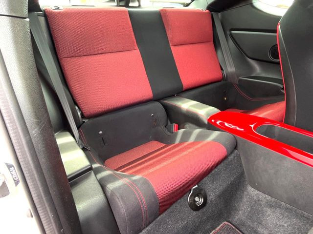 後部座席も気になるようなキズ・汚れやへたり等、大きなダメージはなく、良好な状態です。
