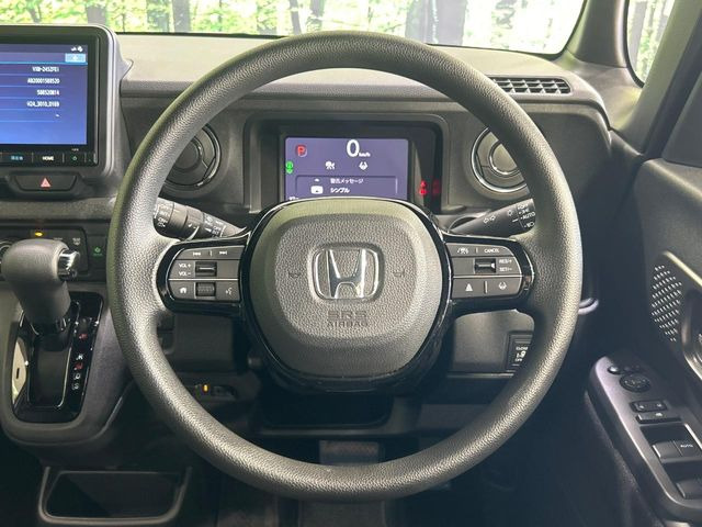 �C���e���A�ɍ��킹���f�U�C���̃X�e�A�����O�́A�^�]�������̂��Ƃ��l���A�^�]���₷���`��A�傫���ł��B�����x�A���ۂɐG���Ă��m���߂��������B