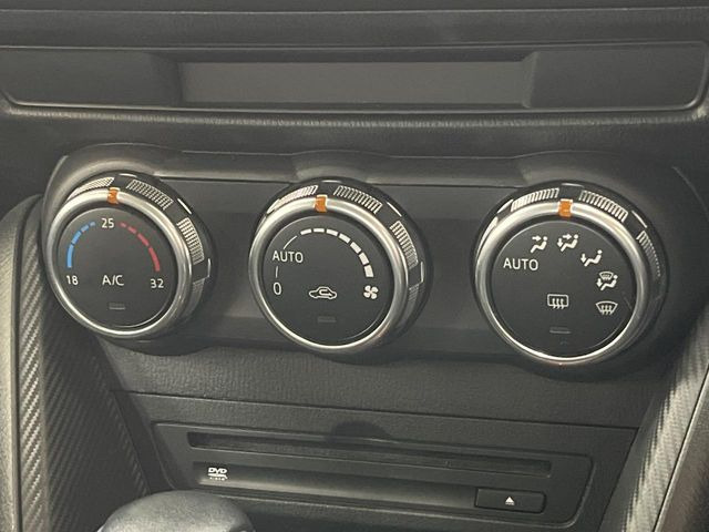 【オートエアコン】一度お好みの温度に設定すれば、車内の温度を検知し風量や温度を自動で調整。暑い&hellip;寒い&hellip;と何度もスイッチ操作をする必要はありません。快適な車内空間には必須の機能ですね♪