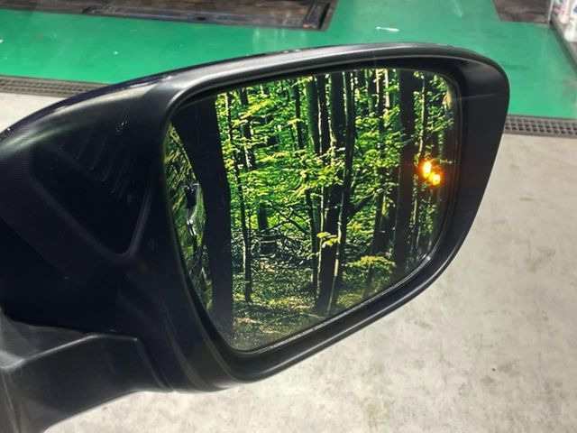 【後方車輛検知】走行中、ドアミラーの死角になりやすい箇所に後続車が接近するとサイドミラー付近に警告を表示、ドライバーに注意喚起をしてくれます。