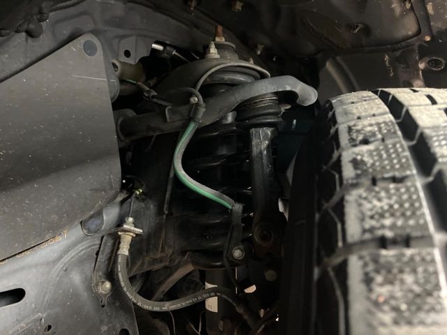 お車を安心してお乗りいただく為には、足回りの定期点検が欠かせません。サービスサポート(有償保証)では無料点検もご提供しており、安心のカーライフをお過ごしいただけるサポート体制が整っています。