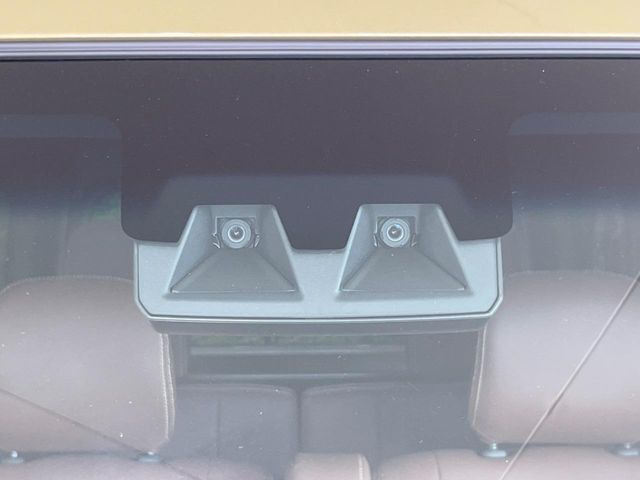 【スマートアシスト】走行中に前方の車両等を認識し、衝突しそうな時は警報とブレーキで衝突回避と被害軽減をアシスト。より安全にドライブをお楽しみいただけます。