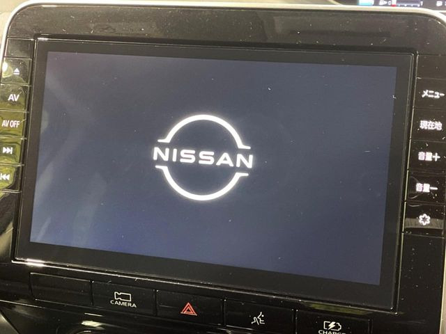 【純正9インチナビ】人気の大画面ナビを装備。存在感のある大画面はインパクト大!ナビ利用時のマップ表示は見やすく、テレビやDVDは臨場感がアップ!いつものドライブがグッと楽しくなります♪