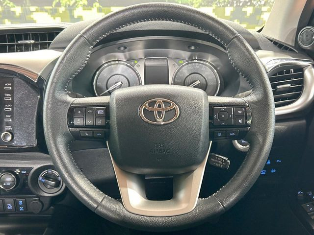 �C���e���A�ɍ��킹���f�U�C���̃X�e�A�����O�́A�^�]�������̂��Ƃ��l���A�^�]���₷���`��A�傫���ł��B�����x�A���ۂɐG���Ă��m���߂��������B