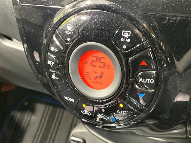 【オートエアコン】一度お好みの温度に設定すれば、車内の温度を検知し風量や温度を自動で調整。暑い&hellip;寒い&hellip;と何度もスイッチ操作をする必要はありません。快適な車内空間には必須の機能ですね♪