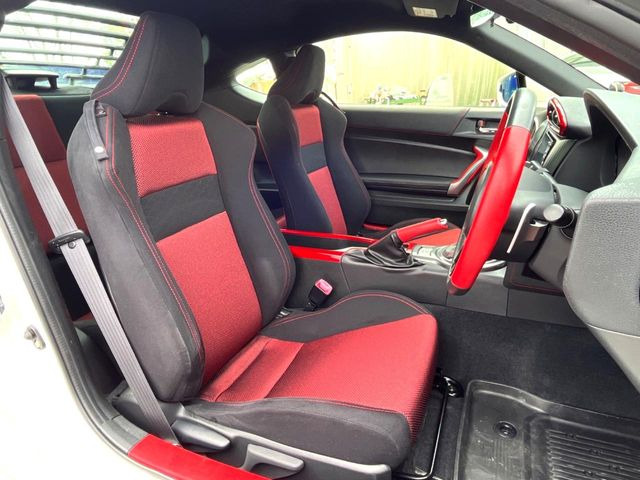 運転席まわりには十分なスペースがあり、大柄な方でもゆったり運転していただける環境です。