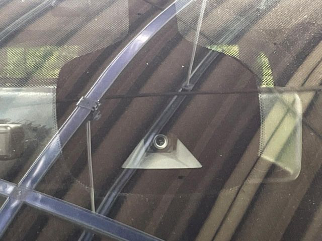 【インテリジェントエマージェンシーブレーキ】フロントカメラで前方の車両や歩行者を検知。衝突しそうな時は衝突被害軽減ブレーキが作動、衝突回避をサポート。より安全にドライブをお楽しみいただけます。