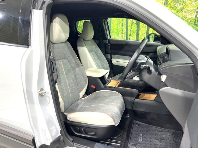 運転席まわりには十分なスペースがあり、大柄な方でもゆったり運転していただける環境です。