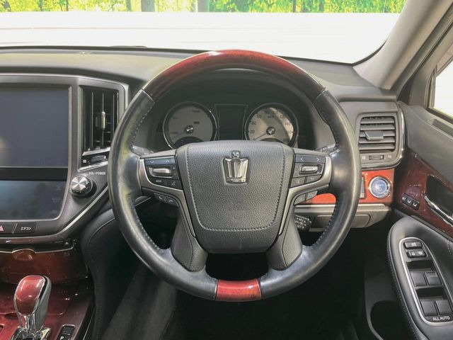 【ウッドコンビステアリング】高級感ある木目調パーツを採用した手に良く馴染むコンビハンドル。運転席廻りの雰囲気も一気に豪華になります!