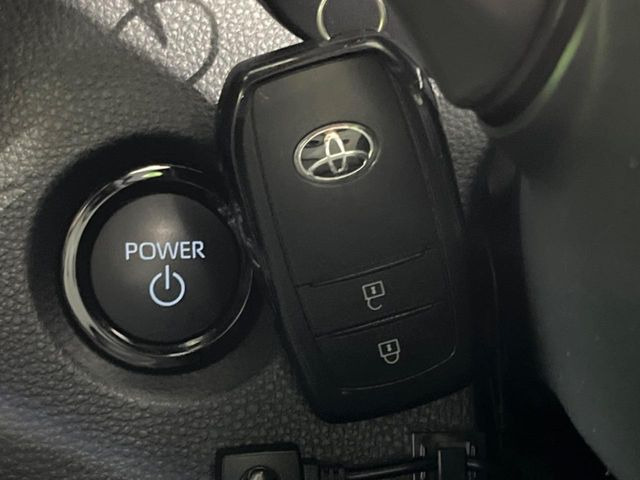 【スマートキー】カバンやポケットに入れたままでもドアの施錠・解錠が可能なスマートキーを装備。エンジンのオン・オフ時もカギを取り出す必要が無いからとっても便利です♪