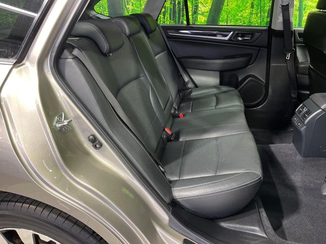 後部座席も気になるようなキズ・汚れやへたり等、大きなダメージはなく、良好な状態です。