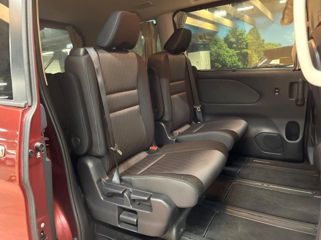 二列目中央はウォークスルーとなっております。二列目と三列目の移動や乗り降りがとっても楽になるので、乗り降りの際もストレスを感じることはありません♪